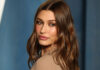 Hailey Bieber: Υιοθέτησε το σκούρο chocolate brunette στα μαλλιά