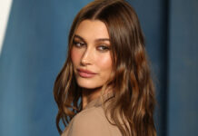 Hailey Bieber: Υιοθέτησε το σκούρο chocolate brunette στα μαλλιά