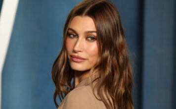 Hailey Bieber: Υιοθέτησε το σκούρο chocolate brunette στα μαλλιά