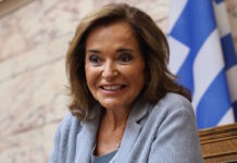 Η Ντόρα Μπακογιάννη ξεκαθαρίζει: «Δεν ξέρω ακόμα αν θα είμαι υποψήφια στις εκλογές»