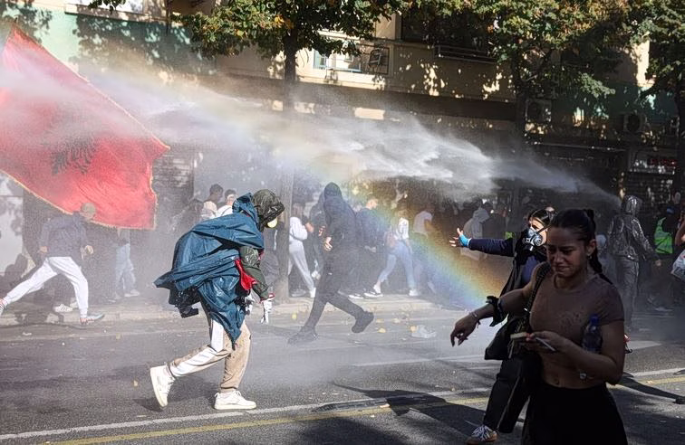 Αλβανία: Νέες συγκρούσεις διαδηλωτών με την αστυνομία στους δρόμους των Τιράνων