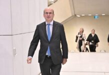 Χατζηδάκης: Η πρόθεση είναι να συνεχιστεί η επιδότηση στη βενζίνη και στο ντίζελ κίνησης-Τι είπε για τη φορολόγηση των υπερκερδών των διυλιστηρίων
