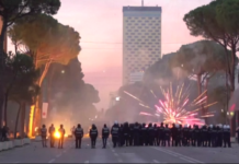 Αλβανία: Πεδίο μάχης τα Τίρανα – Συνεχίζονται οι διαδηλώσεις, επεισόδια με την αστυνομία