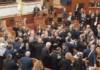 Σε «ρινγκ» μετατράπηκε η Βουλή στην Αλβανία – Δέκα ημέρες οργής στους δρόμους των Τιράνων