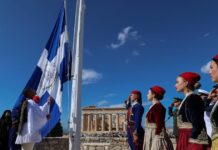 82 χρόνια από την Απελευθέρωση της Αθήνας από τη γερμανική κατοχή: Η τελετή έπαρσης της σημαίας στην Ακρόπολη