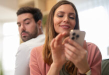 Micro-cheating: Όταν η απιστία «δεν είναι αυτό που νομίζεις»