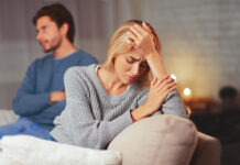 Σχέση: 7 σημάδια ότι ο σύντροφός σας απομακρύνεται