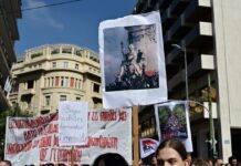 Πανεκπαιδευτικό συλλαλητήριο: Συνθήματα, πανό για τη Γαλλία, μπαλόνια και μεγάλη συμμετοχή στην Αθήνα