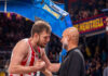 Η χειραψία του Σάσα Βεζένκοφ με τον Πεπ Γκουαρντιόλα μετά το Μπαρτσελόνα – Ολυμπιακός