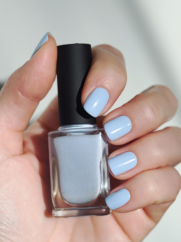 Blue ribbon manicure: Η τάση που θαυμάσαμε στο fashion show του οίκου Sandy Liang στη NYFW