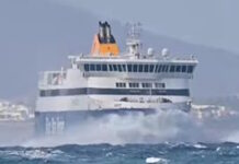 Καιρός: Το Blue Star Naxos δίνει «μάχη» στη φουρτουνιασμένη θάλασσα – Ριπές 62 χιλιομέτρων την ώρα