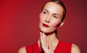 Blush draping: Η τάση που αγαπάει η Gen Z γενιά -και όχι μόνο