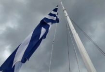 28η Οκτωβρίου: Υψώθηκε και φέτος η τεράστια ελληνική σημαία στο λιμάνι της Χίου – Εντυπωσιακές εικόνες