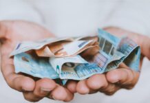 Φόρος εισοδήματος: Πώς το τεκμαρτό εισόδημα και οι αυξήσεις σε μισθούς και συντάξεις τον «φουσκώνουν» – Πού θα φτάσει ο φετινός λογαριασμός