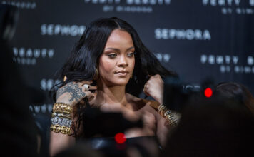 Rihanna: Φόρεσε χρωματιστό eyeliner στην Εβδομάδα Μόδας στο Παρίσι