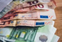 Δημόσιο: Εκτοξεύθηκαν τα «φέσια» προς τους ιδιώτες τον Αύγουστο – Τι δείχνουν τα στοιχεία για τις εκκρεμείς επιστροφές φόρων