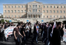 Οι Φοιτητικοί Σύλλογοι της Αθήνας κατασκηνώνουν στο Σύνταγμα και διαμαρτύρονται για την ακρίβεια των σπουδών και της φοιτητικής στέγης