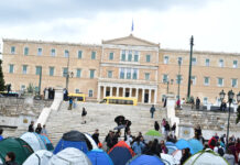 Σύνταγμα: Φοιτητές «κατασκήνωσαν» μέσα στη βροχή για τα πανάκριβα ενοίκια – «600 ευρώ για ένα στούντιο»