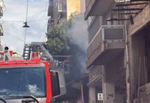 Φωτιά σε κατάστημα στην οδό Μενάνδρου στο κέντρο της Αθήνας