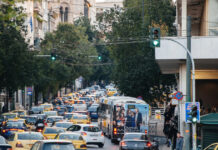 Δίπλωμα οδήγησης: Περισσότερη διαφάνεια με ψηφιακές αλλαγές και κλήρωση των εξεταστών – Πώς θα εκδίδονται οι πινακίδες