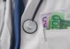 Άρτα: Προσήχθη γιατρός που ζήτησε «φακελάκι» από ηλικιωμένη – «Κανείς δεν μπορεί να εκβιάζει τους ασθενείς» λέει ο Γιαννάκος