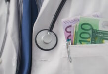 Άρτα: Προσήχθη γιατρός που ζήτησε «φακελάκι» από ηλικιωμένη – «Κανείς δεν μπορεί να εκβιάζει τους ασθενείς» λέει ο Γιαννάκος