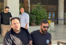Ο Φίλιππος Καμπούρης μεταφέρεται στα δικαστήρια της Ευελπίδων – «Είμαι αθώος, είναι σκευωρία» είπε στους δημοσιογράφους