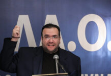 Ο Φίλιππος Καμπούρης και η σύζυγός του συνελήφθησαν για απάτη κατά του e-ΕΦΚΑ – Χειροπέδες σε λογιστές και «αχυρανθρώπους»