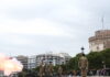 Θεσσαλονίκη: Εντυπωσίασαν οι 21 κανονιοβολισμοί κατά την έπαρση της ελληνικής σημαίας στον Λευκό Πύργο