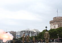 Θεσσαλονίκη: Εντυπωσίασαν οι 21 κανονιοβολισμοί κατά την έπαρση της ελληνικής σημαίας στον Λευκό Πύργο