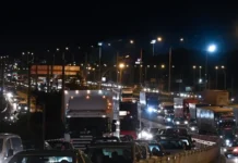 Τροχαίο στις Τρεις Γέφυρες: Βανάκι ξέφυγε από την πορεία του και έριξε κολόνα – Σημειωτόν στον Κηφισό