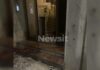 Κολωνός: Αναπάντητα τα ερωτήματα για την έκρηξη στην πολυκατοικία – Στο χειρουργείο για τα τραύματα σε πρόσωπο και σώμα ο αστυνομικός