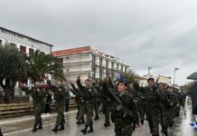 28η Οκτωβρίου: Με συνεχή βροχή και δυνατό άνεμο η στρατιωτική παρέλαση στη Λήμνο