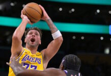 NBA: Ο Λούκα Ντόντσιτς έδειξε το δρόμο της νίκης στους Λέικερς κόντρα στους Γουόριορς – Ιδανικό ντεμπούτο από Κέσλερ