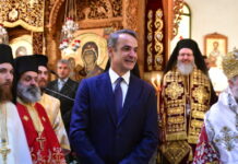 Στον Άγιο Δημήτριο ο Κυριάκος Μητσοτάκης – Παρακολούθησε τη λειτουργία – Ευχαριστήρια του Οικουμενικού Πατριαρχείου για τη Μονή Σινά