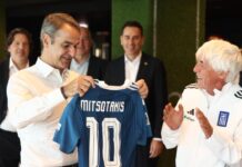 Ο Κυριάκος Μητσοτάκης επισκέφτηκε την Εθνική ποδοσφαίρου – Η φανέλα που δόθηκε στον Έλληνα πρωθυπουργό