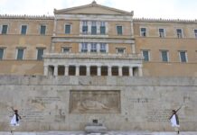 Ο Άγνωστος Στρατιώτης αλλάζει όψη: Μάρμαρο αντί για άσφαλτο μπροστά από το μνημείο – Προχωρά η επέκταση του Αρχαιολογικού Μουσείου