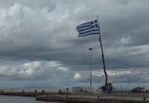 28η Οκτωβρίου: Τεράστια ελληνική σημαία υψώθηκε στο λιμάνι της Μυκόνου