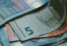 Bloomberg: Πάνω από το 2% η ανάπτυξη της ελληνικής οικονομίας σύμφωνα με την κυβέρνηση – Τι λέει για το χρέος