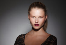 Oxblood lips: Η απόχρωση χειλιών που θα επικρατήσει το φετινό φθινόπωρο/χειμώνα