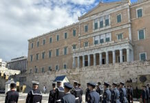 28η Οκτωβρίου: Με λαμπρότητα και σύμμαχο τον καιρό η μαθητική παρέλαση στο Σύνταγμα