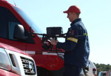 Πεντέλη: Μεγάλη επιχείρηση απεγκλωβισμού ανδρών που έπεσαν στον γκρεμό με αυτοκίνητο – 2 τραυματίες