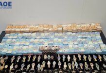 Pizza Fan: Ο Κωνσταντίνος Αντάρας έκρυβε «τούβλα» από μετρητά και πολυτελή ρολόγια σε κρύπτη πίσω από παπουτσοθήκη – Το βίντεο από την έρευνα της ΕΛ.ΑΣ