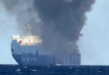 Blue Carrier 2: Ξεκίνησε η ρυμούλκηση του πλοίου προς την Ελευσίνα – Είχε πιάσει φωτιά