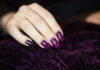 Plum nails: Η τάση στα νύχια που είναι η τέλεια εναλλακτική του μαύρου και του βουργουνδί