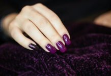 Plum nails: Η τάση στα νύχια που είναι η τέλεια εναλλακτική του μαύρου και του βουργουνδί