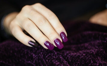 Plum nails: Η τάση στα νύχια που είναι η τέλεια εναλλακτική του μαύρου και του βουργουνδί