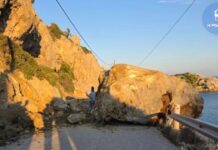Ρόδος: Δεκάδες οχήματα αποκλεισμένα στην παραλία Άντονι Κουίν μετά την πτώση τεράστιου βράχου
