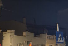 Σεπόλια: Άνδρας ανέβηκε στην ταράτσα και πετάει κεραμίδια