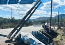 Αυτοκίνητο ξήλωσε μεταλλικό σκελετό πινακίδων σε τροχαίο στο Σοφικό – Βίντεο και φωτογραφίες